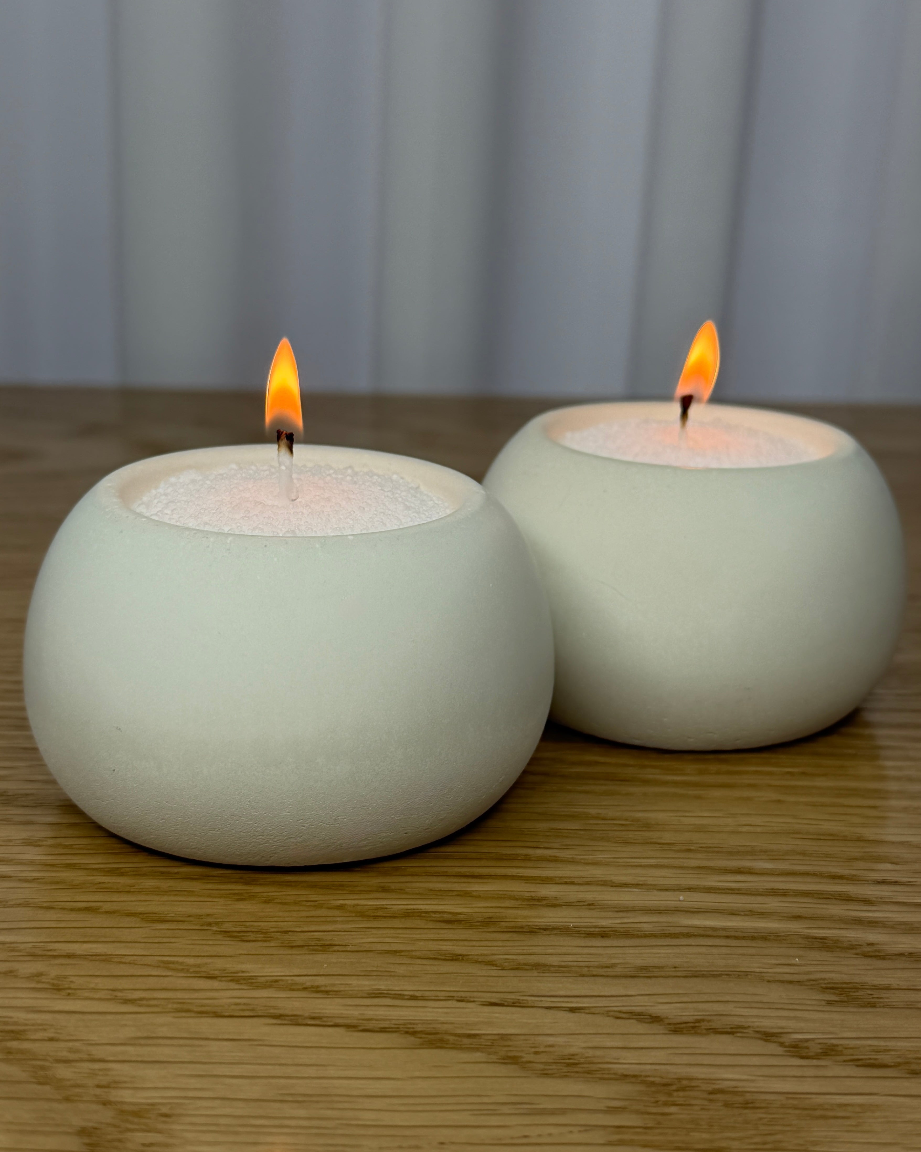 זוג כלים עגולים מעוצבים